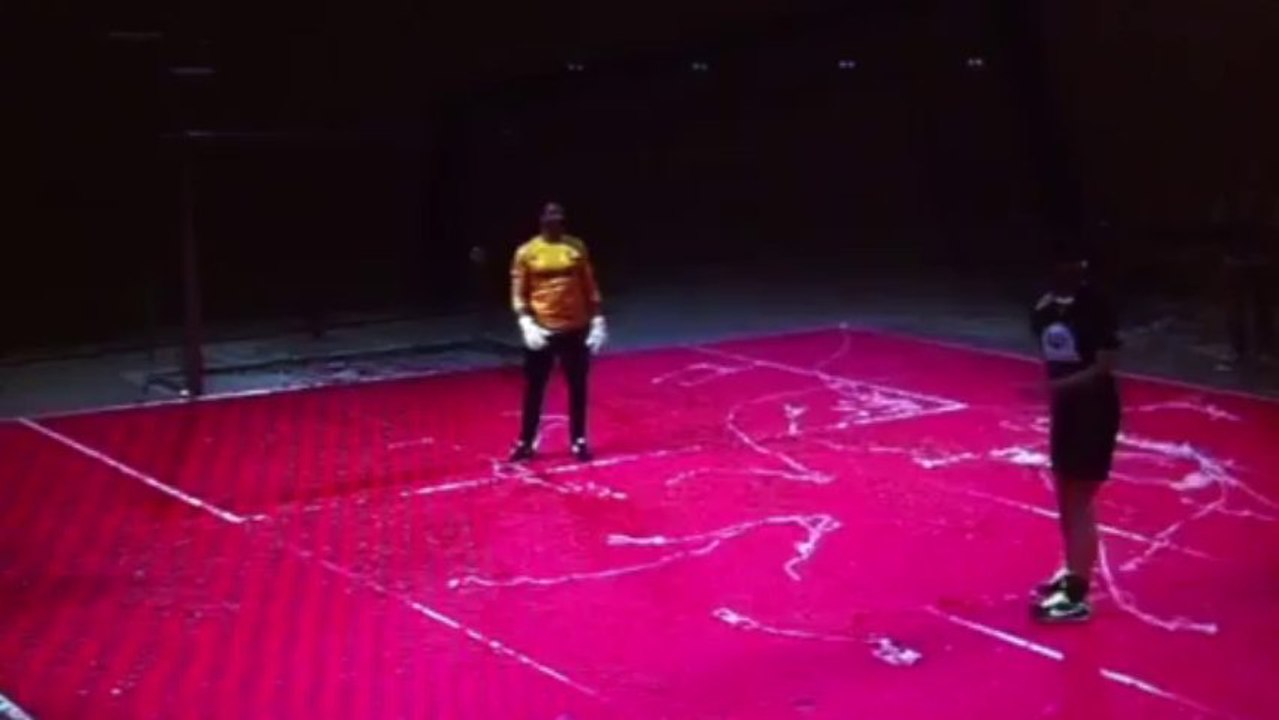 Van Bommel scoort fraaie goal voor artiesten