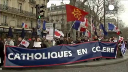 Miles de personas piden la dimisión de Hollande en el centro de París