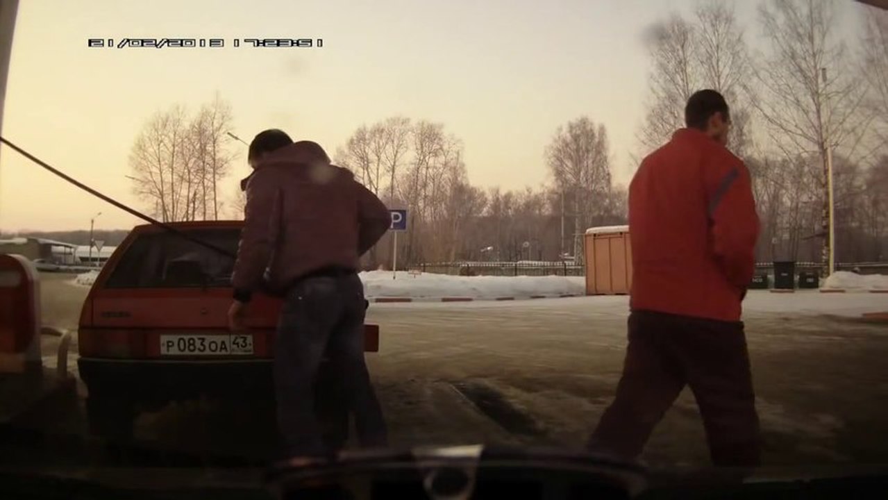 Soulever sa voiture pour la rapprocher de la pompe à essence! Fou...