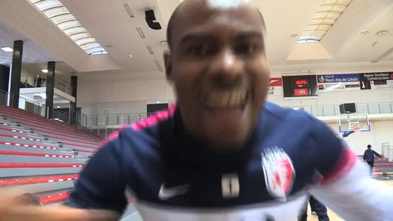 Dos au panier, Vincent Enyema inscrit un panier du milieu de terrain