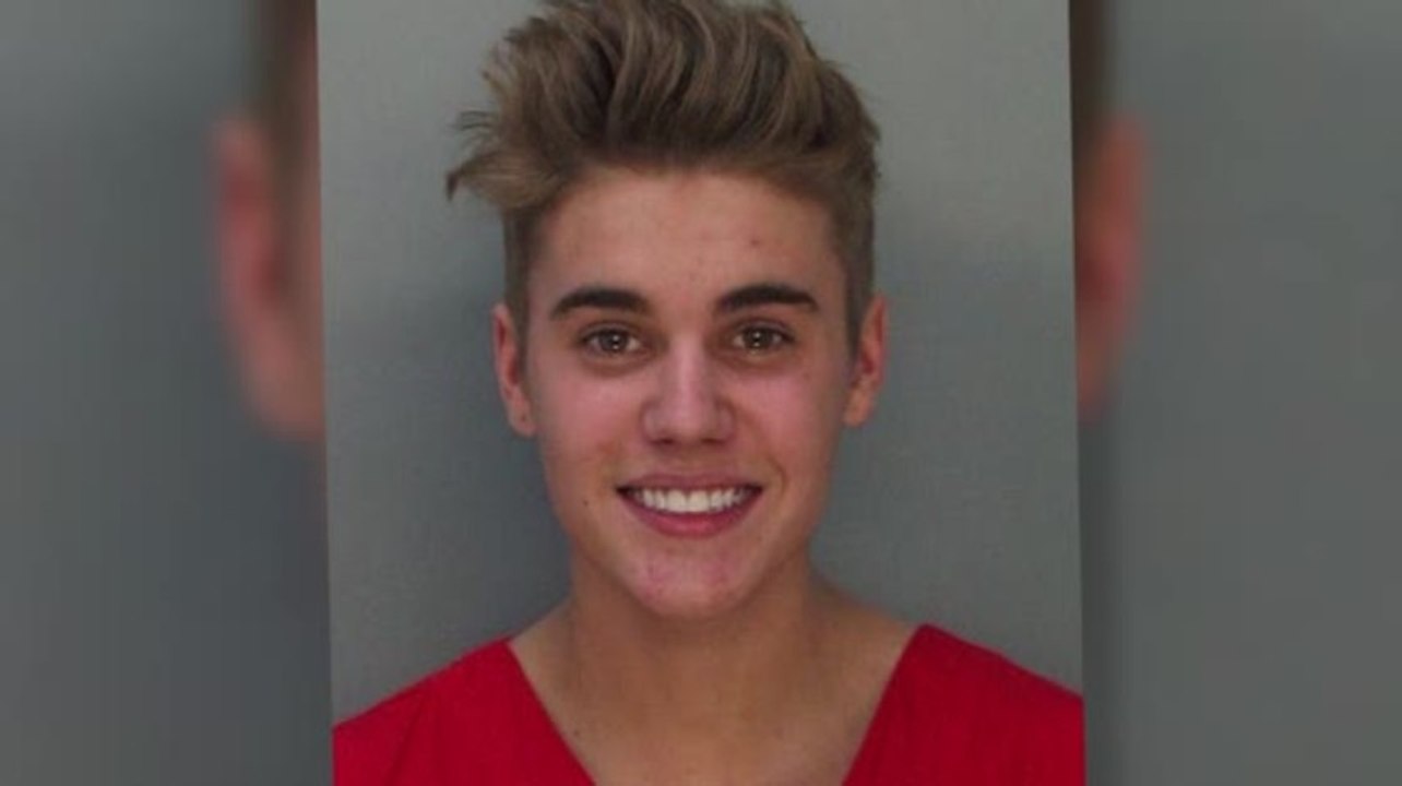 Justin Bieber umringt von Alkohol
