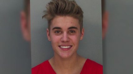 Justin Bieber umringt von Alkohol
