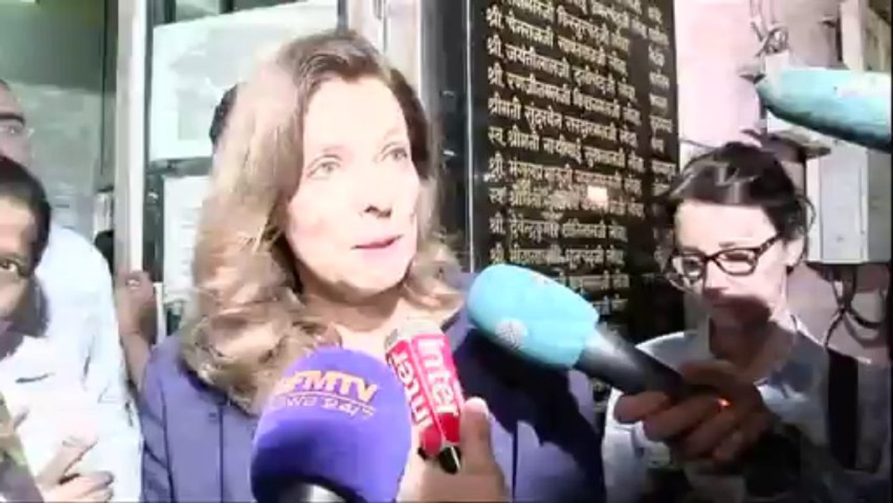 Trierweiler faz primeira aparição pública após separação