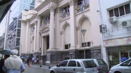 Argentina limita compra de dólares