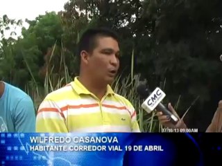Vecinos del sector 19 de Abril afectados por el caño. 17.10.13