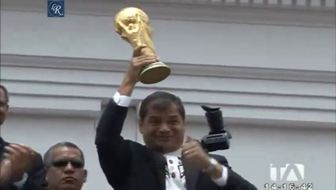 Rafael Correa levantó y besó la Copa del Mundo, Ecuador