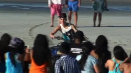 Bieber thrills fans on Panama beach