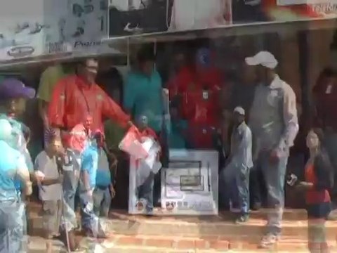 Trabajadores petroleros protestan frente a catrajup para exigir beneficios. 14.11.13