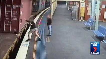 Une femme défie la mort en sautant sur un train de marchandise