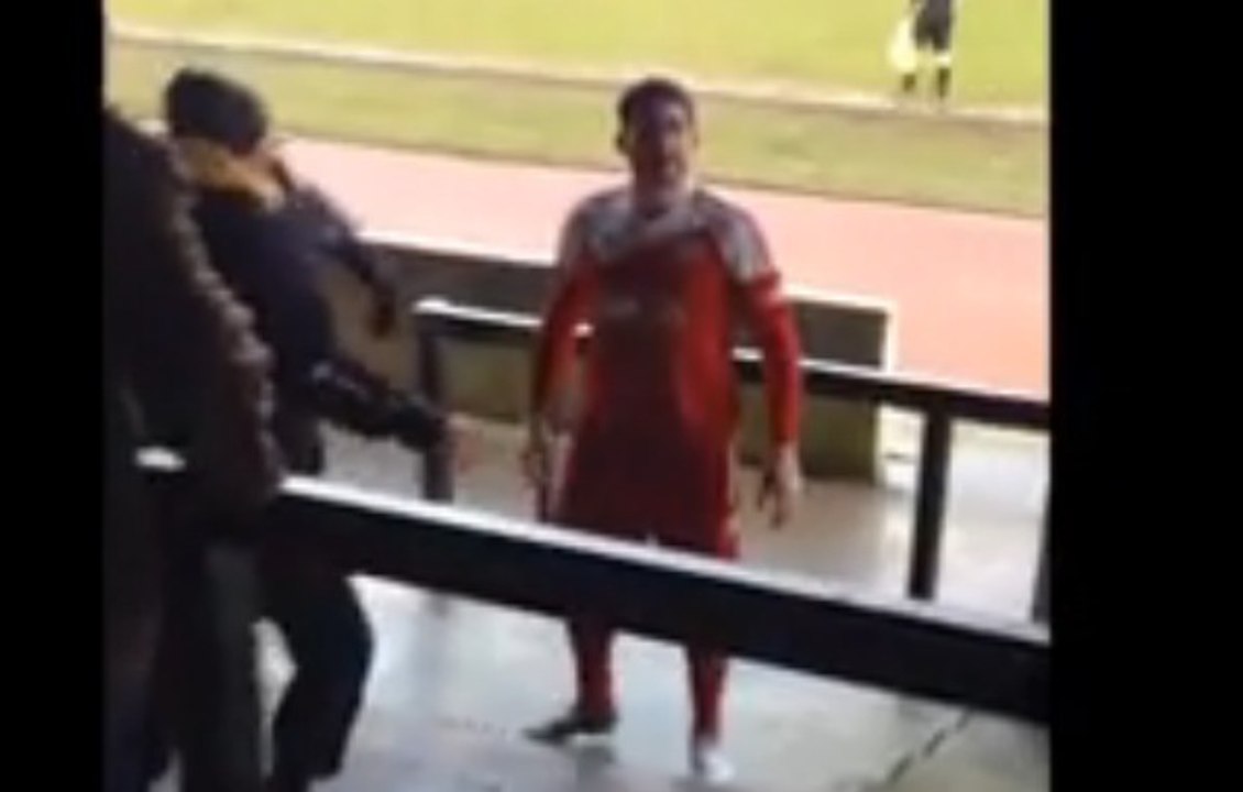 Un joueur de foot anglais essaye de fracasser un supporter!! Karl Colley - Goole AFC