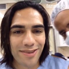 Falcao saluta  i tifosi dalla sala operatoria