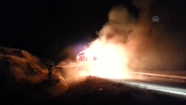 Saman Balyası Yüklü Tır, Seyir Halindeyken Tutuştu