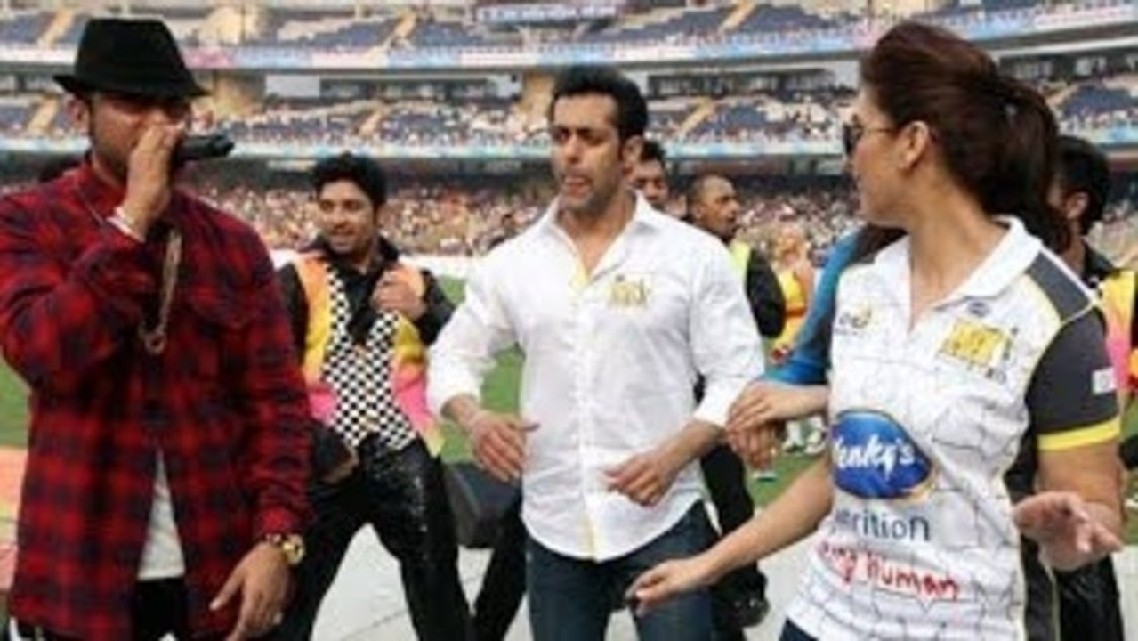 Salman Khan Dances On Shahrukh Khan's Lungi Dance - CHECK OUT