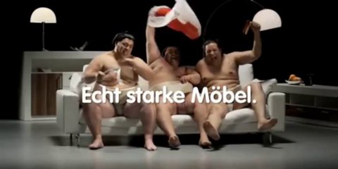 Un pub pour canapé HILARANTE - Des Sumos testent le matos!