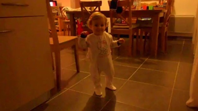 1ers pas Zoé janvier 2014