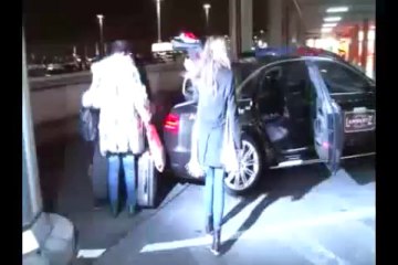 Carmen Electra havaalanında kameraya böyle  yakalandı