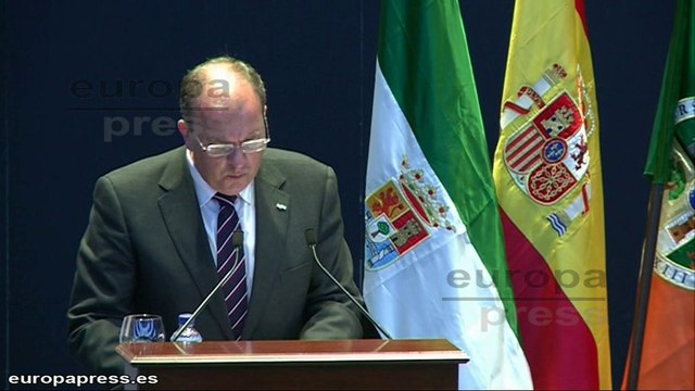 Monago aumenta en un 26% las becas universitarias