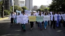 Venezuelan doctors, nurses protest crime at hospital