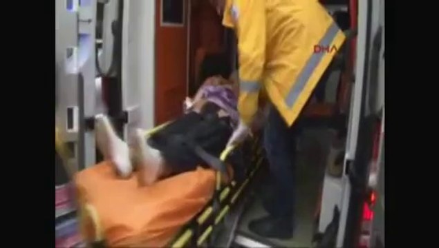 Eşini sokak ortasında öldüresiye dövdü