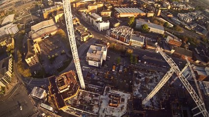 L'homme qui escalade une grue à mains nues