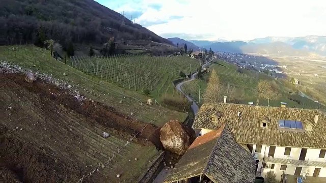 Glissement de terrain catastrophique : des rochers écrasent une maison!