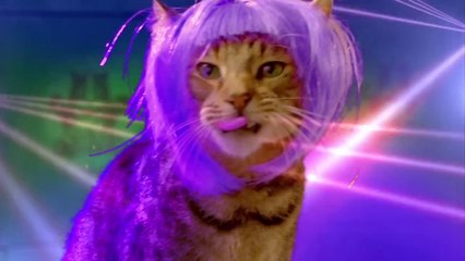 Katy Perry joue la super woman de la chips