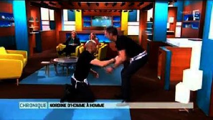 Michel Cymès se prend un coup de poing où il ne faut pas