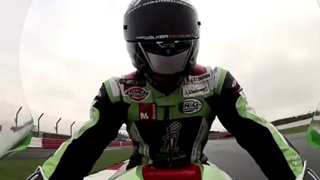 Cascade en moto sous une Alfa Romeo MiTo Quadrifoglio Verde SBK