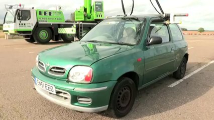 Insolite : combien d'élastiques pour soulever une voiture ?