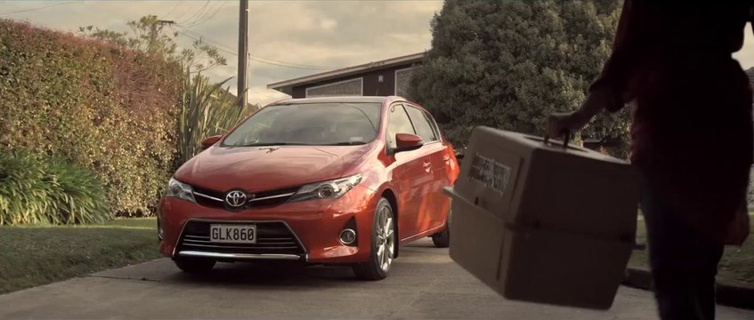 Un chat, une Toyota, des cascades et de l'humour