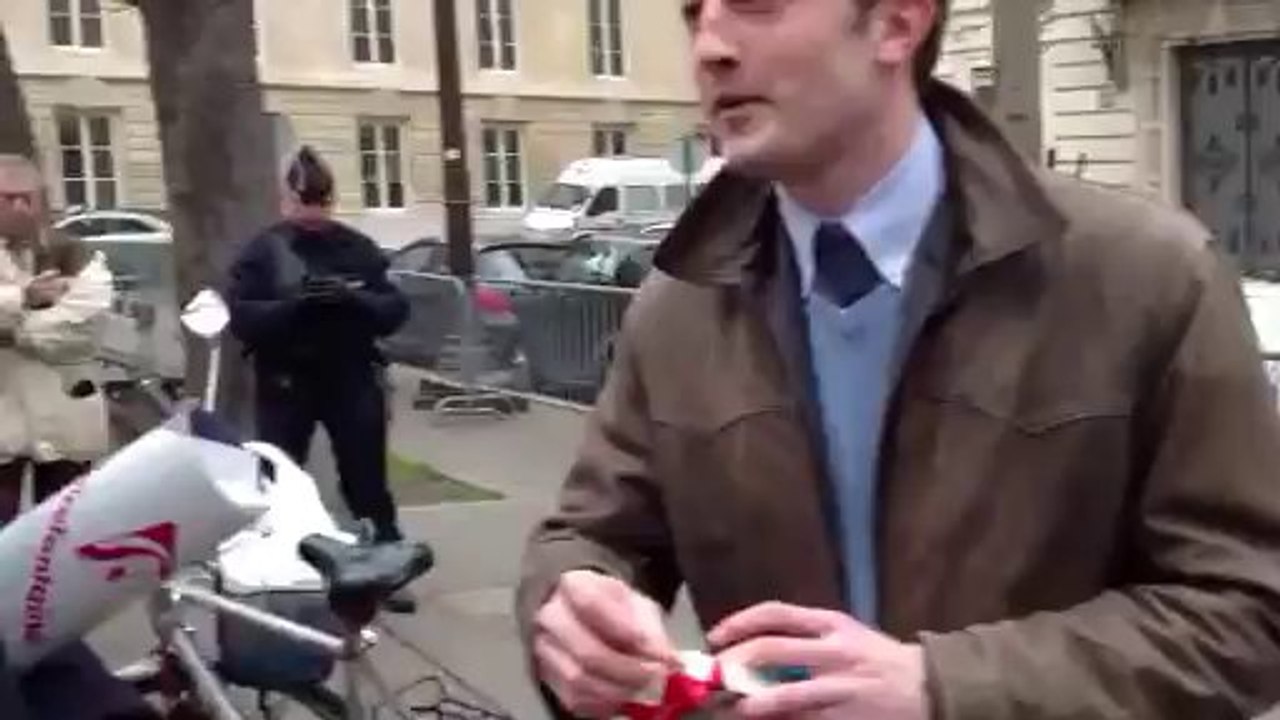 Béatrice Bourges encerclée