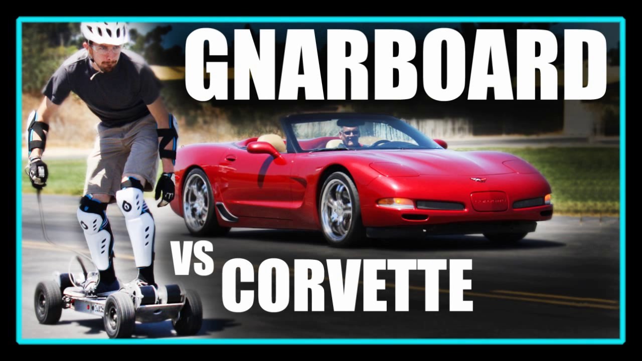 Un skateboard électrique contre une Corvette