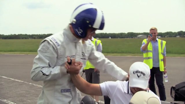 David Coulthard joue au golf en Mercedes SLS Roadster