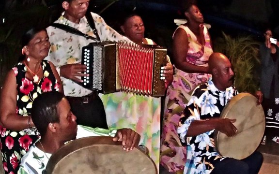 2013_11_07 Rodrigues tout se termine par de la musique et des danses-Écran