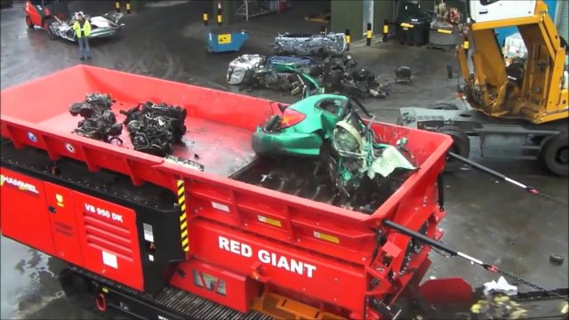 Une machine qui détruit les voitures en quelques secondes... Violent!