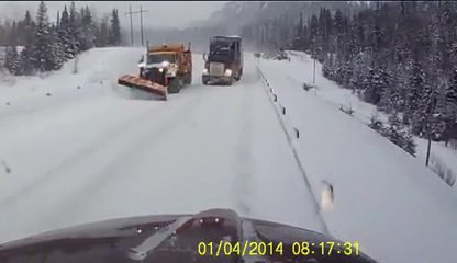 Un conducteur presque tué par un camion... La peur de sa vie!