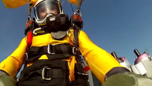 Jetman vole avec le Breitling Jet Team