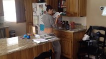 Une mère sexy danse dans la cuisine