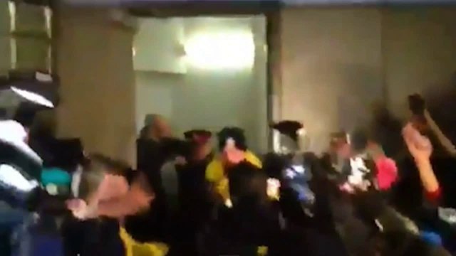 Justin Bieber : ses fans hystériques devant le commissariat de Toronto