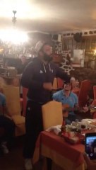 Les joueurs de Colomiers chantent Get Lucky des Daft Punk dans un restaurant