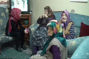 Cezasını keman çalarak çekiyor