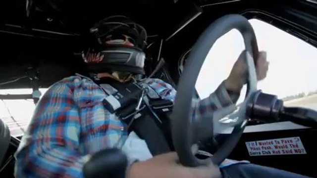 Mike Ryan drift en camion pour impressionner mademoiselle