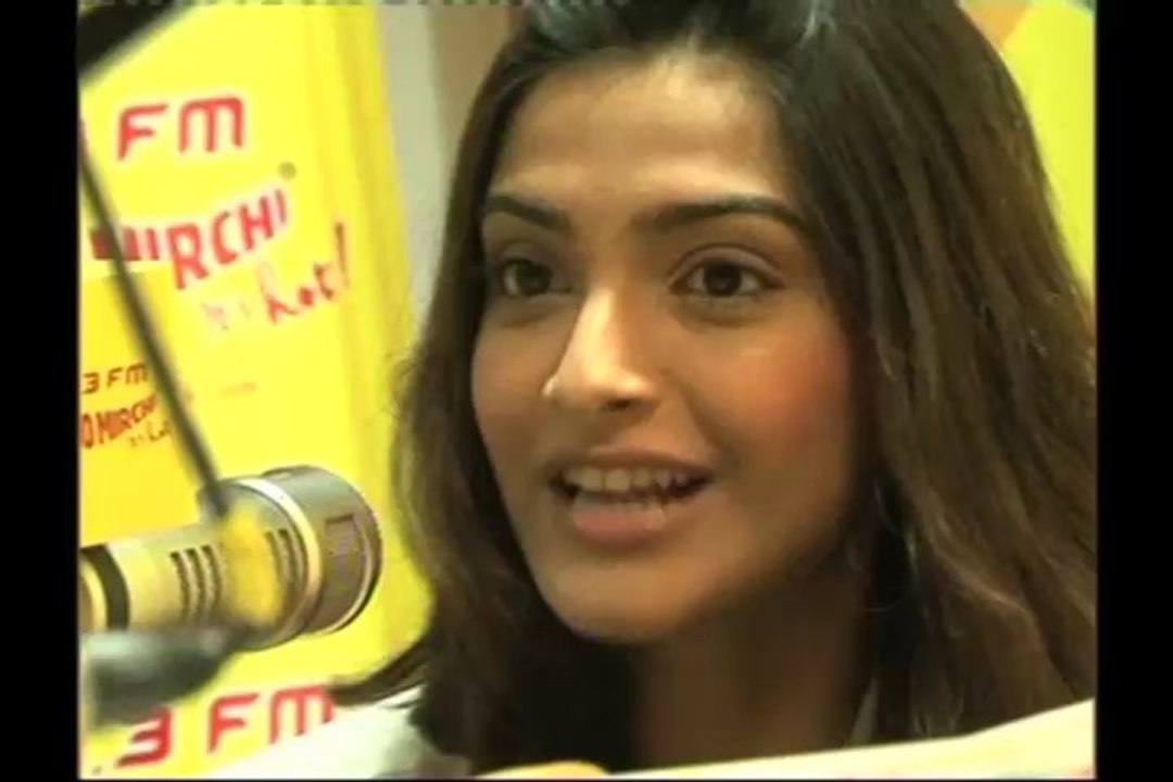 Sonam to get intimate with SRK