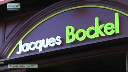 Jacques Bockel prépare le trophée de l'accueil CCI