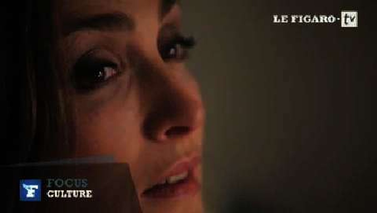 Julie Gayet attend l'amour dans le nouveau clip du groupe "Minor Alps"