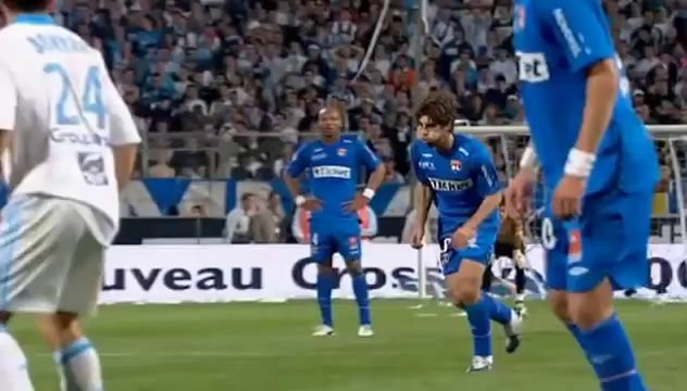 Reportage: Juninho et ses coups francs magiques !