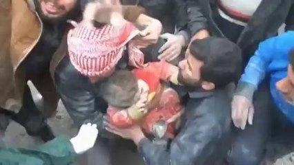 Syrie : une fillette de 14 mois sortie des décombres après des bombardements