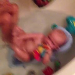 Alix 6mois et Quentin dans le bain