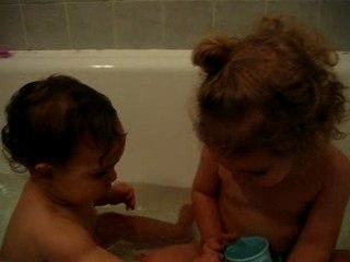 Alice et Noëmie dans leur bain