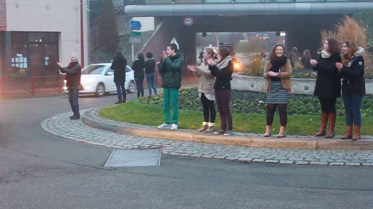 Hazebrouck : pour le cours de philo, des lycéens applaudissent les automobilistes